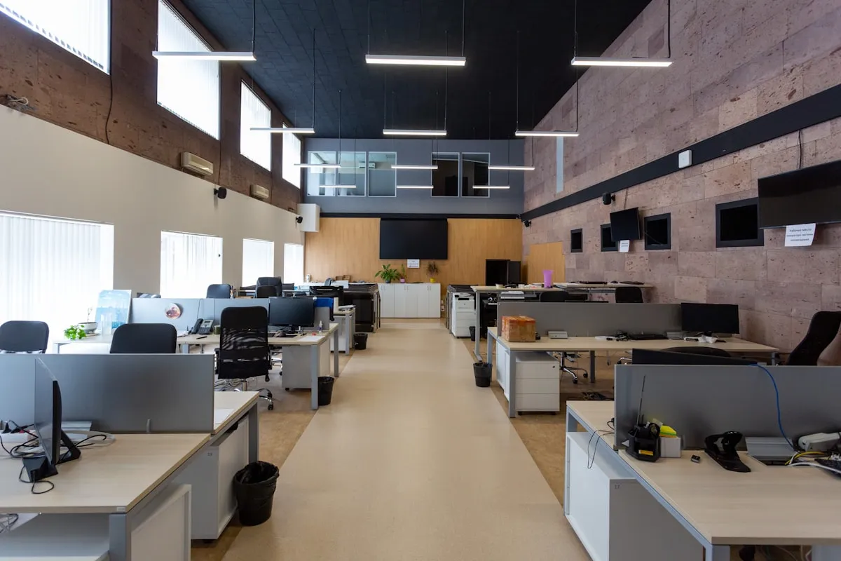 Espace de travail de l'agence digitale Le Monde Digital, entre Paris et l'Île Maurice