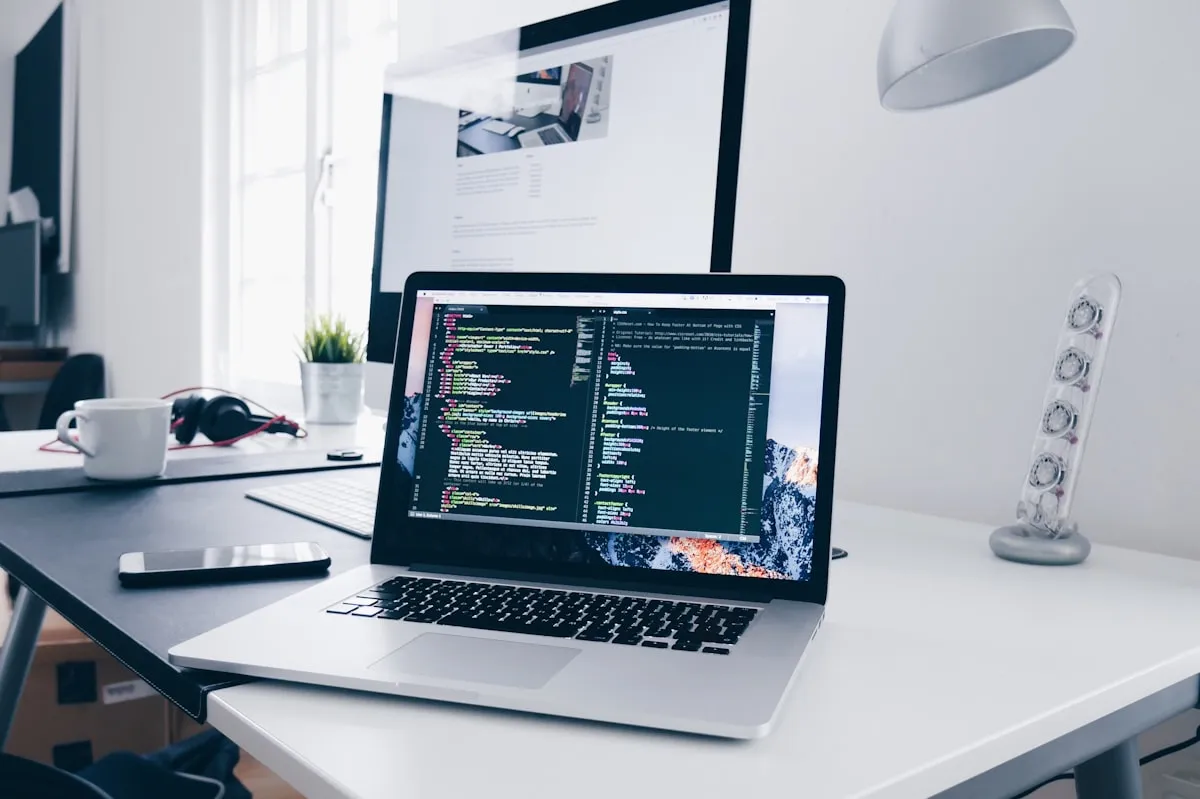Développeur créant un site web professionnel sur mesure pour une TPE